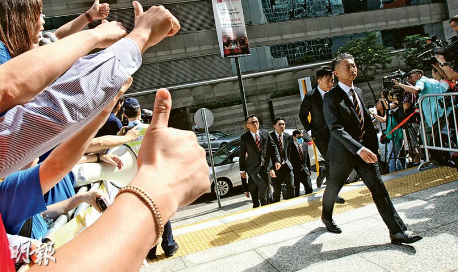 前年佔領運動期間,7名警察涉嫌把公民黨成員曾健超拖至暗角拳打腳踢,案件昨日於區域法院正式開審,包括李偲嫣在內的撐警人士於法院外聲援,並於「七警」進入法院時豎拇指歡迎。(李紹昌攝)前年佔領運動期間,7名警察涉嫌把公民黨成員曾健超拖至暗角拳打腳踢,案件昨開審。7警穿同款西裝、戴同樣「警呔」應訊,出入法庭時都不發一言。圖中由前至後依次分別為高級督察劉卓毅、偵緝警長白榮斌、偵緝警員關嘉豪、反黑組警員劉興沛、反黑組偵緝警員黃偉豪、總督察黃祖成及偵緝警員陳少丹。(鄧宗弘攝)7警員昨踏出法院,「女長毛」雷玉蓮 前年佔領運動期間,7名警察涉嫌把公民黨成員曾健超拖至暗角拳打腳踢,案件昨日於區域法院正式開審,包括李偲嫣在內的撐警人士於法院外聲援,並於「七警」進入法院時豎拇指歡迎。(李紹昌攝)前年佔領運動期間,7名警察涉嫌把公民黨成員曾健超拖至暗角拳打腳踢,案件昨開審。7警穿同款西裝、戴同樣「警呔」應訊,出入法庭時都不發一言。圖中由前至後依次分別為高級督察劉卓毅、偵緝警長白榮斌、偵緝警員關嘉豪、反黑組警員劉興沛、反黑組偵緝警員黃偉豪、總督察黃祖成及偵緝警員陳少丹。(鄧宗弘攝)7警員昨踏出法院,「女長毛」雷玉蓮