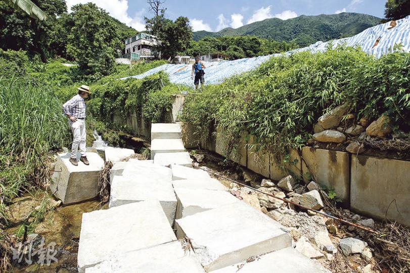 白牛石上村的泥頭山邊緣(帆布位置)貼近林村河,一批混凝土磚散落河道上,部分河段約三分之二遭阻塞,增加水浸風險。創建香港行政總裁司馬文(左)質疑倒泥活動是先破壞後建設,但村代表否認。(郭慶輝攝)大埔白牛石上村出現泥頭山,面積達1公頃,有如標準足球場,該村代表梁子真表示,只是暫時儲存泥頭,稍後會運走。地政總署證實於填泥範圍接獲一宗丁屋申請。(郭慶輝攝) 白牛石上村的泥頭山邊緣(帆布位置)貼近林村河,一批混凝土磚散落河道上,部分河段約三分之二遭阻塞,增加水浸風險。創建香港行政總裁司馬文(左)質疑倒泥活動是先破壞後建設,但村代表否認。(郭慶輝攝)大埔白牛石上村出現泥頭山,面積達1公頃,有如標準足球場,該村代表梁子真表示,只是暫時儲存泥頭,稍後會運走。地政總署證實於填泥範圍接獲一宗丁屋申請。(郭慶輝攝)