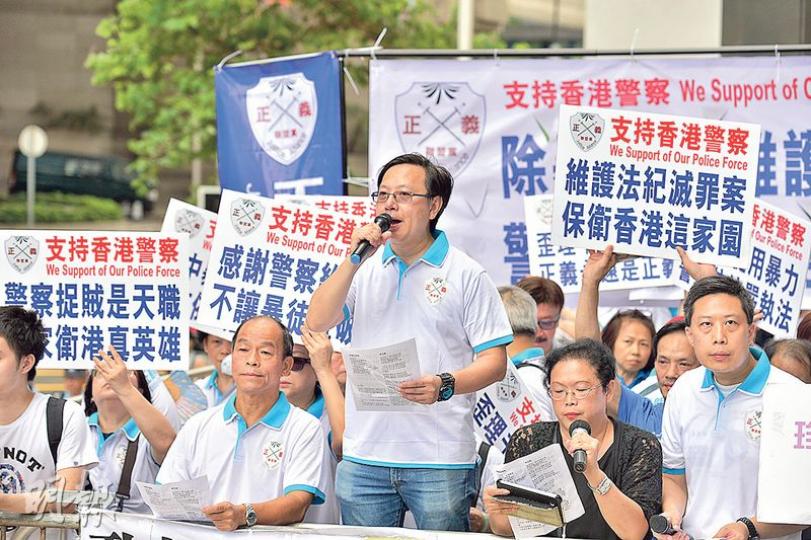 當七警噚日行入法院後,呢一邊嘅示威者就開始將口號由「支持七警」變成「打倒李偲嫣」,鬧爆呢個「正義聯盟黨」創黨主席。(鄧宗弘攝)面對「黨友」鬧爆,李偲嫣(第二排中)呢邊無開咪回應,不過就派咗一份《李偲嫣被誣陷「騙財虧空」真相大披露》畀Emily。(鄧宗弘攝) 當七警噚日行入法院後,呢一邊嘅示威者就開始將口號由「支持七警」變成「打倒李偲嫣」,鬧爆呢個「正義聯盟黨」創黨主席。(鄧宗弘攝)面對「黨友」鬧爆,李偲嫣(第二排中)呢邊無開咪回應,不過就派咗一份《李偲嫣被誣陷「騙財虧空」真相大披露》畀Emily。(鄧宗弘攝)