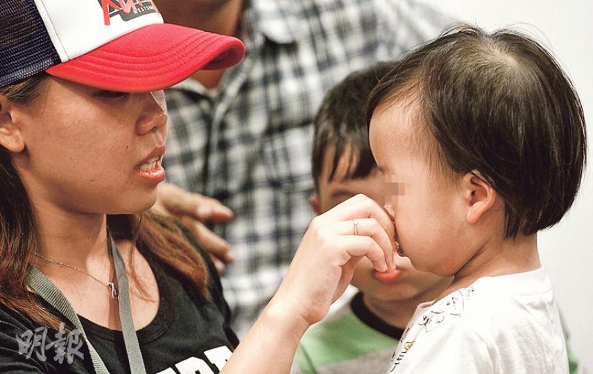葵聯邨居民吳太(左一)指幼女早前被驗出血鉛水平為4.49微克,接近超標。她指女兒語言能力發展遲緩,質疑與食水含鉛超標有關,將聯同其他居民代表,向政府民事索償。(郭慶輝攝) 葵聯邨居民吳太(左一)指幼女早前被驗出血鉛水平為4.49微克,接近超標。她指女兒語言能力發展遲緩,質疑與食水含鉛超標有關,將聯同其他居民代表,向政府民事索償。(郭慶輝攝)