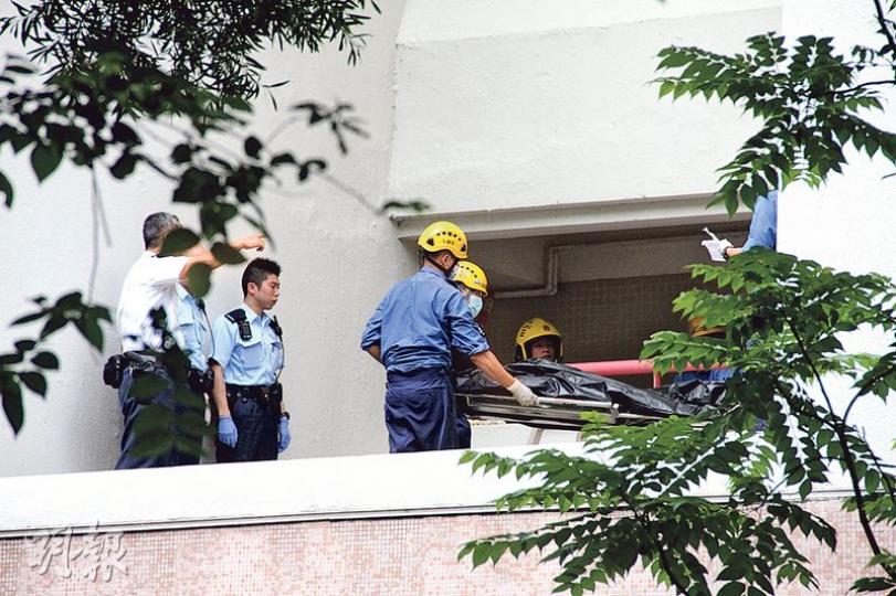 任職小學教學助理的青年,近日被解僱,昨清晨被發現於梨木樹邨墮樓身亡。消防員接報到場協助將屍體移走,等候仵工舁送殮房。(蔡方山攝) 任職小學教學助理的青年,近日被解僱,昨清晨被發現於梨木樹邨墮樓身亡。消防員接報到場協助將屍體移走,等候仵工舁送殮房。(蔡方山攝)