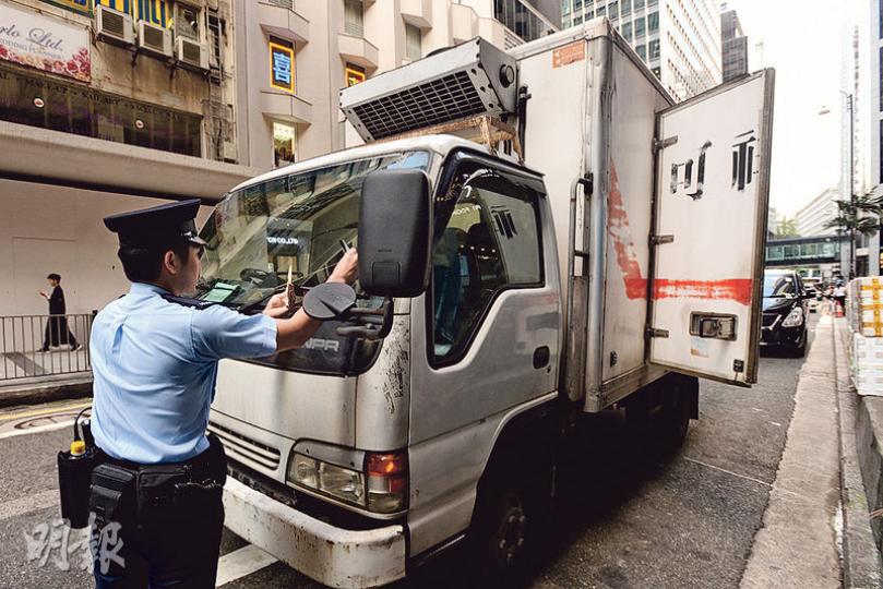 貨車停在皇后大道中上落貨,警員即時向其發告票。(楊柏賢攝) 貨車停在皇后大道中上落貨,警員即時向其發告票。(楊柏賢攝)