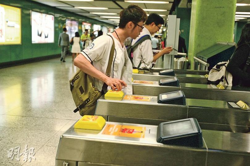 港鐵為準備6月26日的新車費,近日在尖沙嘴站、迪士尼站及佐敦站測試新車費表,因人為錯誤,誤扣3262張八達通的車資,涉事乘客被多扣1毫至1.5元不等。圖為佐敦站的閘機。(伍浦鋒攝) 港鐵為準備6月26日的新車費,近日在尖沙嘴站、迪士尼站及佐敦站測試新車費表,因人為錯誤,誤扣3262張八達通的車資,涉事乘客被多扣1毫至1.5元不等。圖為佐敦站的閘機。(伍浦鋒攝)