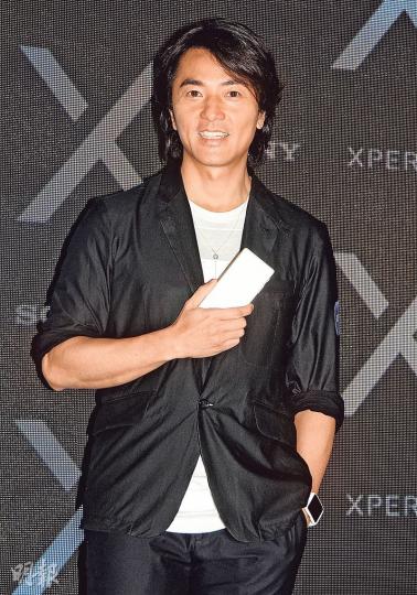 鄭伊健為手機發布會擔任嘉賓,大爆老婆蒙嘉慧比他更常玩手機遊戲。(攝影:孫華中) 鄭伊健為手機發布會擔任嘉賓,大爆老婆蒙嘉慧比他更常玩手機遊戲。(攝影:孫華中)