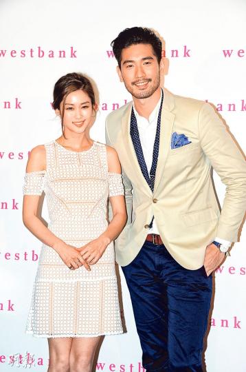 高以翔(右)跟岑麗香型男美女配,兩人都是溫哥華土生土長,見面分外親切。(攝影:鍾偉茵) 高以翔(右)跟岑麗香型男美女配,兩人都是溫哥華土生土長,見面分外親切。(攝影:鍾偉茵)