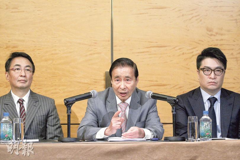 恒基主席「四叔」李兆基(中)表示,早前政府推出辣招,直接令投地價格下跌兩成,但政府作為大地主,理應減辣以減少損失,故相信樓價最多只有一成下跌空間,若自住便「應該買了」。(郭慶輝攝) 恒基主席「四叔」李兆基(中)表示,早前政府推出辣招,直接令投地價格下跌兩成,但政府作為大地主,理應減辣以減少損失,故相信樓價最多只有一成下跌空間,若自住便「應該買了」。(郭慶輝攝)