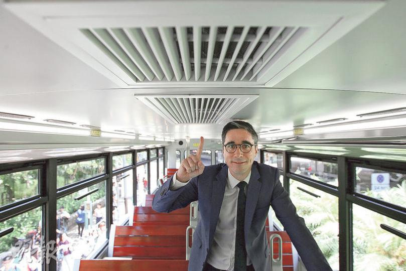 冷氣「叮叮」下周啟航!香港電車有限公司亞洲區行政總裁魏文(圖)表示,雖然電車有冷氣,但乘客可直接拉下兩旁車窗的手柄,打開車窗,方便冬天時作無冷氣電車時通風之用。(李紹昌攝)電車迷謝耀漢(圖)昨特意到場觀看冷氣電車外貌及拍照,他形容是「突破」。(植敏欣攝)冷氣電車車廂上層最後一排座椅底部暗藏冷氣機組的蒸發器。(李紹昌攝) 冷氣「叮叮」下周啟航!香港電車有限公司亞洲區行政總裁魏文(圖)表示,雖然電車有冷氣,但乘客可直接拉下兩旁車窗的手柄,打開車窗,方便冬天時作無冷氣電車時通風之用。(李紹昌攝)電車迷謝耀漢(圖)昨特意到場觀看冷氣電車外貌及拍照,他形容是「突破」。(植敏欣攝)冷氣電車車廂上層最後一排座椅底部暗藏冷氣機組的蒸發器。(李紹昌攝)