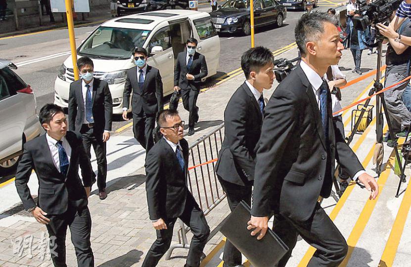 7名警察涉把公民黨成員曾健超拖至暗角拳打腳踢,昨到區域法院接受審訊,部分人戴上口罩,出入法庭時遇上示威者指罵。圖中前至後依次為總督察黃祖成、高級督察劉卓毅、偵緝警長白榮斌、偵緝警員關嘉豪、偵緝警員陳少丹、反黑組偵緝警員黃偉豪及反黑組警員劉興沛。(李紹昌攝)案發時有份制服疑犯的警長程英偉(圖),昨以控方證人身分作供,離開法院時被示威者指罵。(李紹昌攝)7名被告昨午進入法院時未見有聲援者,警方架設在法院門外的示威區空空如也。(鄧力行攝) 7名警察涉把公民黨成員曾健超拖至暗角拳打腳踢,昨到區域法院接受審訊,部分人戴上口罩,出入法庭時遇上示威者指罵。圖中前至後依次為總督察黃祖成、高級督察劉卓毅、偵緝警長白榮斌、偵緝警員關嘉豪、偵緝警員陳少丹、反黑組偵緝警員黃偉豪及反黑組警員劉興沛。(李紹昌攝)案發時有份制服疑犯的警長程英偉(圖),昨以控方證人身分作供,離開法院時被示威者指罵。(李紹昌攝)7名被告昨午進入法院時未見有聲援者,警方架設在法院門外的示威區空空如也。(鄧力行攝)