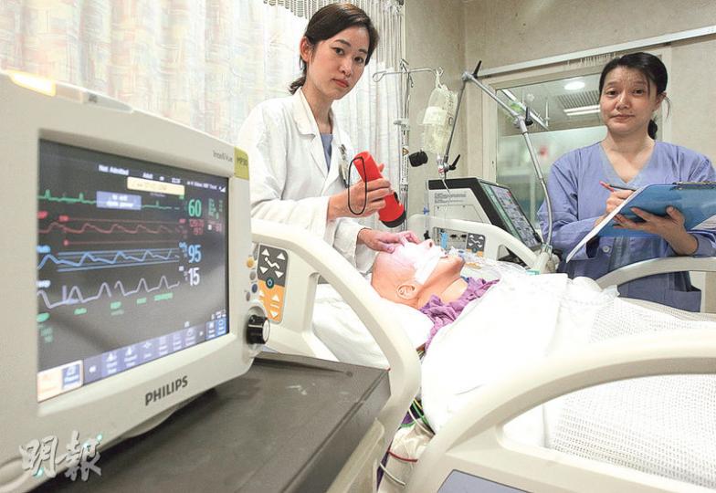 瑪麗醫院深切治療部推出外展服務,由ICU護士攜維生儀器(圖左)到內科病房,長時間監測病人的血壓、含氧量等維生指數,直至確認可做腦死亡測試。圖左起為該部門副顧問醫生蔡雅穎及資深護師陳玉鳳。(李紹昌攝) 瑪麗醫院深切治療部推出外展服務,由ICU護士攜維生儀器(圖左)到內科病房,長時間監測病人的血壓、含氧量等維生指數,直至確認可做腦死亡測試。圖左起為該部門副顧問醫生蔡雅穎及資深護師陳玉鳳。(李紹昌攝)