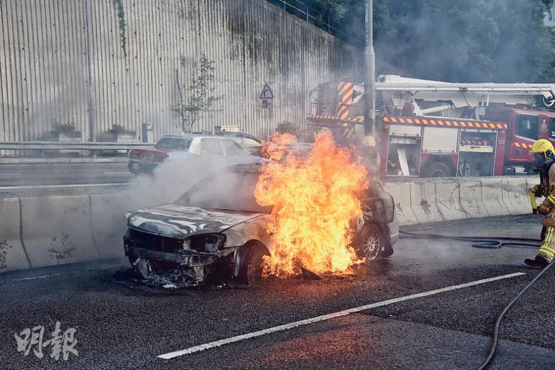 思域私家車在長沙灣呈祥道西行至近盈暉臺時,與前方旅巴相撞後,數分鐘即起火,車身燒至全毁,消防到場灌救。(蔡方山攝)旅巴司機何先生講述意外經過,稱意外後見私家車女司機臉色蒼白,遂將她帶到旅巴上休息。(蔡方山攝)意外後,肇事私家車女司機一度在旅巴上休息,其車突然起火,女司機避過一劫,輕傷送院治理。(蔡方山攝) 思域私家車在長沙灣呈祥道西行至近盈暉臺時,與前方旅巴相撞後,數分鐘即起火,車身燒至全毁,消防到場灌救。(蔡方山攝)旅巴司機何先生講述意外經過,稱意外後見私家車女司機臉色蒼白,遂將她帶到旅巴上休息。(蔡方山攝)意外後,肇事私家車女司機一度在旅巴上休息,其車突然起火,女司機避過一劫,輕傷送院治理。(蔡方山攝)