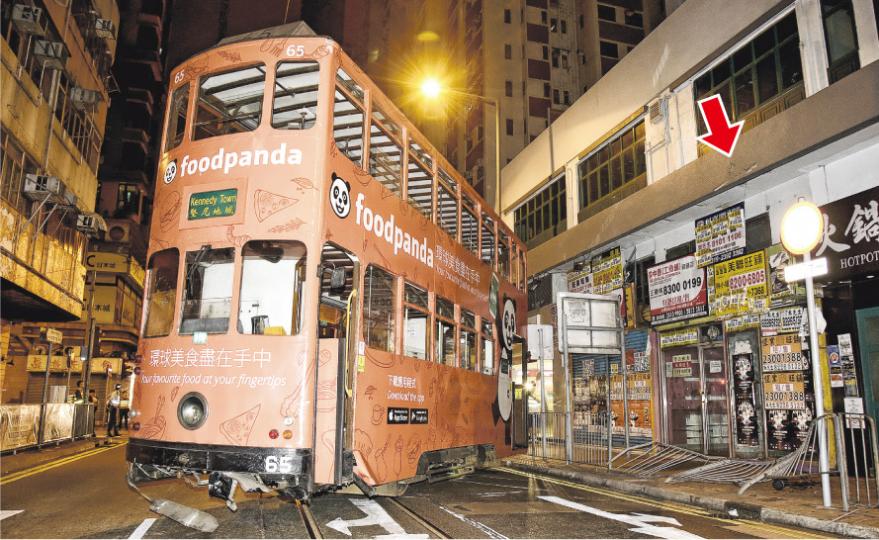空載電車昨凌晨於西環出軌剷向行人路,車頭撼毁大廈外牆石屎(箭嘴示),無途人受傷。電車公司人員事後將電車拖返車廠維修。(蔡方山攝)
空載電車昨凌晨於西環出軌剷向行人路,車頭撼毁大廈外牆石屎(箭嘴示),無途人受傷。電車公司人員事後將電車拖返車廠維修。(蔡方山攝)