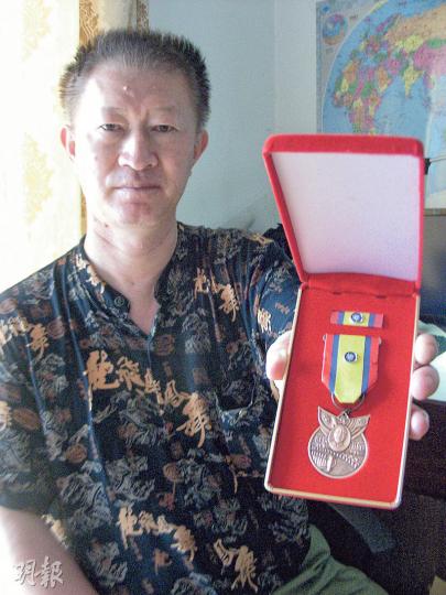王清瑜表示,經他手為老兵申領的紀念章已經超過500枚,老兵和他們的後人都倍覺珍貴。(明報記者攝) 王清瑜表示,經他手為老兵申領的紀念章已經超過500枚,老兵和他們的後人都倍覺珍貴。(明報記者攝)