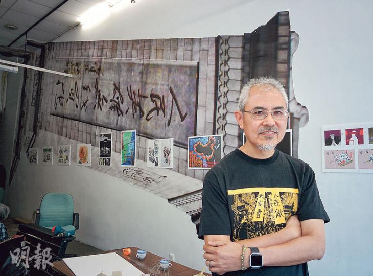 漫畫家尊子笑稱在Google搜尋器找「毛澤東詩詞、書法」墨寶,花約4至5小時即找到8隻字「人民英雄無錢買樓」,用來做六四創作(圖後方)。(植敏欣攝) 漫畫家尊子笑稱在Google搜尋器找「毛澤東詩詞、書法」墨寶,花約4至5小時即找到8隻字「人民英雄無錢買樓」,用來做六四創作(圖後方)。(植敏欣攝)