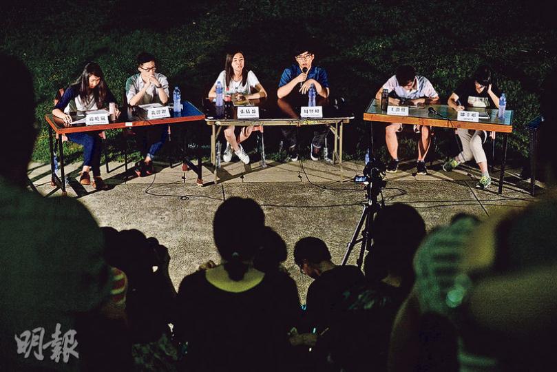 多間學生會成員及支聯會成員昨晚出席六四論壇,台下約有50人出席,當中有年輕大學生,亦有較年長一群。台下黃先生對近日港大學生會會長孫曉嵐的「句號論」感到震驚,認為需要到場了解學生的想法。圖左起為港大學生會會長孫曉嵐、理大學生會會長黃澤鏗、嶺大學生會外務副會長張倩盈、中大學生會會長周竪峰、中大學生會前會長王澄烽、支聯會副主席鄒幸彤。(楊柏賢攝) 多間學生會成員及支聯會成員昨晚出席六四論壇,台下約有50人出席,當中有年輕大學生,亦有較年長一群。台下黃先生對近日港大學生會會長孫曉嵐的「句號論」感到震驚,認為需要到場了解學生的想法。圖左起為港大學生會會長孫曉嵐、理大學生會會長黃澤鏗、嶺大學生會外務副會長張倩盈、中大學生會會長周竪峰、中大學生會前會長王澄烽、支聯會副主席鄒幸彤。(楊柏賢攝)
