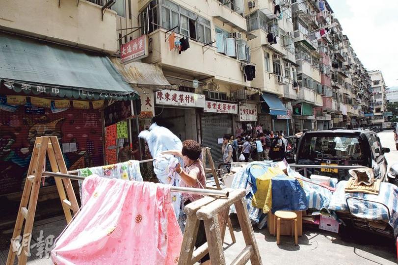 鴻福街有不少經營數十載的小店,亦是今次重建中最多舊樓受影響的街道。市建局擬發展為「小社區」,引入街舖,有學者認為重建設計有進步,但最終會否淪為「商場街舖化」,視乎發展商與市建局取態,是否着重承傳社區文化。(李紹昌攝)市建局宣布一次過展開3個重建項目,圖右的鴻福街及圖左的啟明街、榮光街一帶均有不少樓齡逾55年的舊樓納入重建範圍。市建局擬發展這一帶成為小社區,連同圖左下方已拆樓的啟明街需求主導重建項目,以及重建「環字八街」部分範圍,產生協同效應。(李紹昌攝) 鴻福街有不少經營數十載的小店,亦是今次重建中最多舊樓受影響的街道。市建局擬發展為「小社區」,引入街舖,有學者認為重建設計有進步,但最終會否淪為「商場街舖化」,視乎發展商與市建局取態,是否着重承傳社區文化。(李紹昌攝)市建局宣布一次過展開3個重建項目,圖右的鴻福街及圖左的啟明街、榮光街一帶均有不少樓齡逾55年的舊樓納入重建範圍。市建局擬發展這一帶成為小社區,連同圖左下方已拆樓的啟明街需求主導重建項目,以及重建「環字八街」部分範圍,產生協同效應。(李紹昌攝)