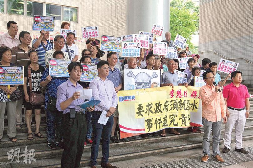 民建聯成員及約30名市民，昨早在房委會舉行特別會議前到現場請願，要求政府就鉛水事件追究責任，並促請房委會盡快落實食水含鉛超標調查委員會調查報告所提出的建議，並向受影響居民寬免租金及水費。（林俊源攝）
