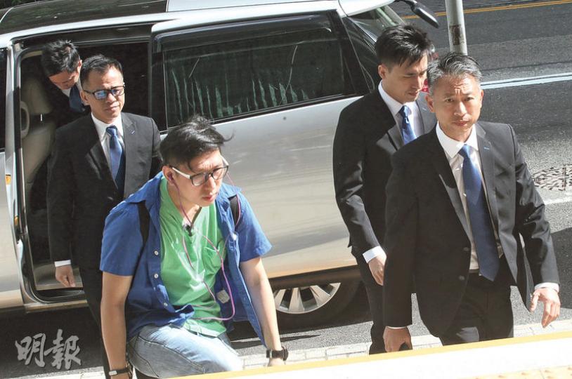 7名警察於前年佔領運動期間,涉嫌將公民黨成員曾健超拖至暗角拳打腳踢,案件昨於區域法院續審,「七警」出入法庭均遇上示威者指罵。圖中穿着西裝的被告、由右至左依次為總督察黃祖成、高級督察劉卓毅、偵緝警長白榮斌及偵緝警員關嘉豪。(李紹昌攝) 7名警察於前年佔領運動期間,涉嫌將公民黨成員曾健超拖至暗角拳打腳踢,案件昨於區域法院續審,「七警」出入法庭均遇上示威者指罵。圖中穿着西裝的被告、由右至左依次為總督察黃祖成、高級督察劉卓毅、偵緝警長白榮斌及偵緝警員關嘉豪。(李紹昌攝)