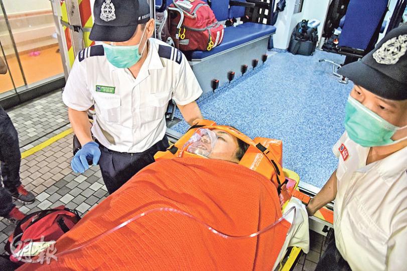 在上水踩單車夜遊「自炒」的女子幸戴上電單車頭盔，傷勢不重，送院治理後情况穩定。（蔡方山攝）意外後，女傷者的同行友人的單車由警車載走。（蔡方山攝）