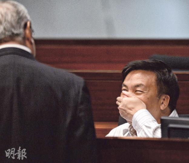 民建聯立法會議員鍾樹根(右)噚日朝早出席立法會會議,心情似乎未受到選舉部署影響,仲同黨友有講有笑,笑到用手掩口,唔知係咪喺度講緊咩嘢秘密呢?(劉焌陶攝) 民建聯立法會議員鍾樹根(右)噚日朝早出席立法會會議,心情似乎未受到選舉部署影響,仲同黨友有講有笑,笑到用手掩口,唔知係咪喺度講緊咩嘢秘密呢?(劉焌陶攝)