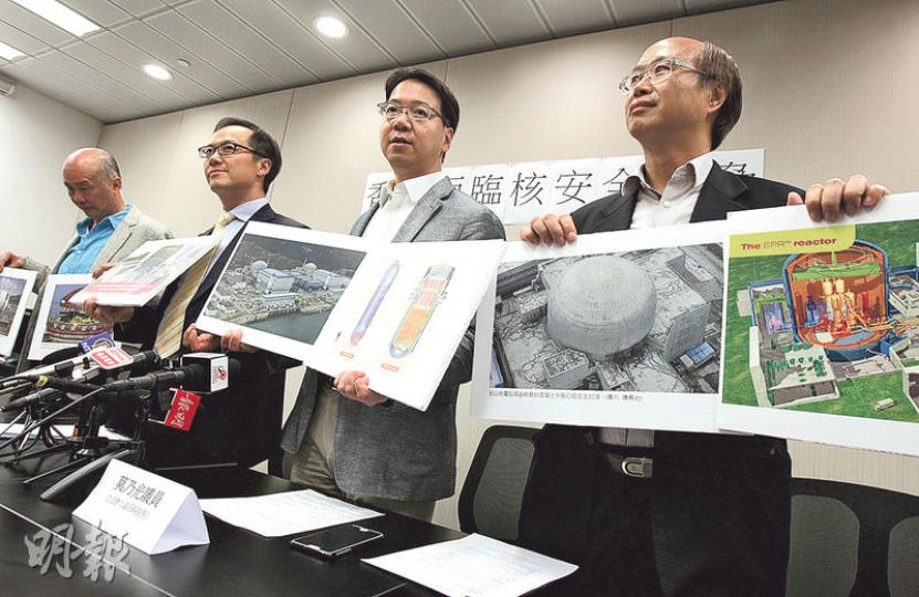 公共專業聯盟去信台山核電廠所屬的中國廣核電力股份有限公司、證監會及港交所,要求交代台山核電廠的安全問題,左起為聯盟成員林禮昌、會計界立法會議員梁繼昌、資訊科技界莫乃光及聯盟政策召集人黎廣德。(李紹昌攝) 公共專業聯盟去信台山核電廠所屬的中國廣核電力股份有限公司、證監會及港交所,要求交代台山核電廠的安全問題,左起為聯盟成員林禮昌、會計界立法會議員梁繼昌、資訊科技界莫乃光及聯盟政策召集人黎廣德。(李紹昌攝)