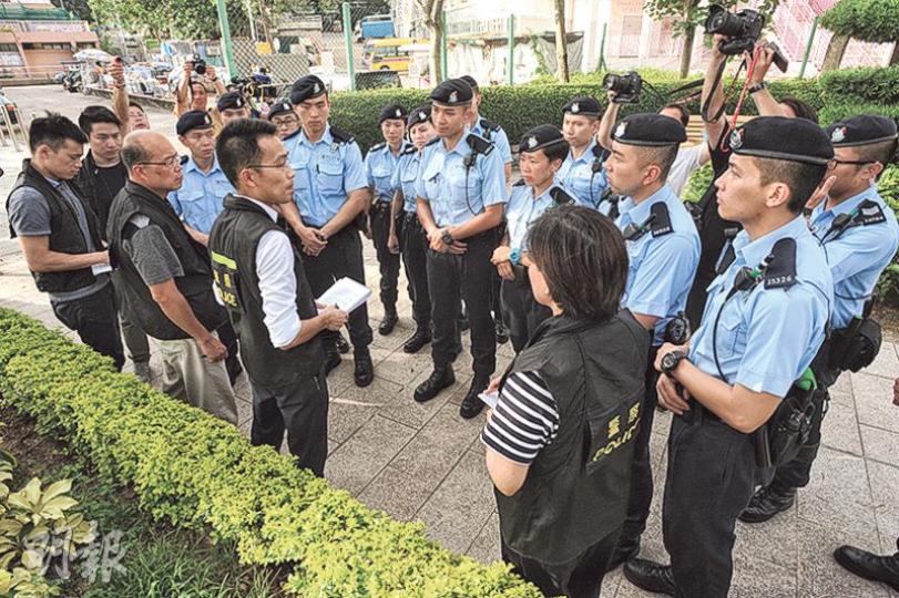 大批警員到接連發生虐貓事件的瀑布灣公園搜查。(樊銳昌攝) 大批警員到接連發生虐貓事件的瀑布灣公園搜查。(樊銳昌攝)