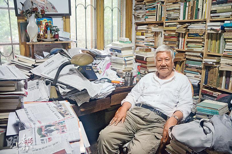 文革時為上海市委寫作組負責人的朱永嘉,他的書房堆滿書報,他正對照枱面上的上海《文匯報》刊登的習近平講話,翻閱馬克思的《資本論》(深藍色封面)。(林迎攝) 文革時為上海市委寫作組負責人的朱永嘉,他的書房堆滿書報,他正對照枱面上的上海《文匯報》刊登的習近平講話,翻閱馬克思的《資本論》(深藍色封面)。(林迎攝)