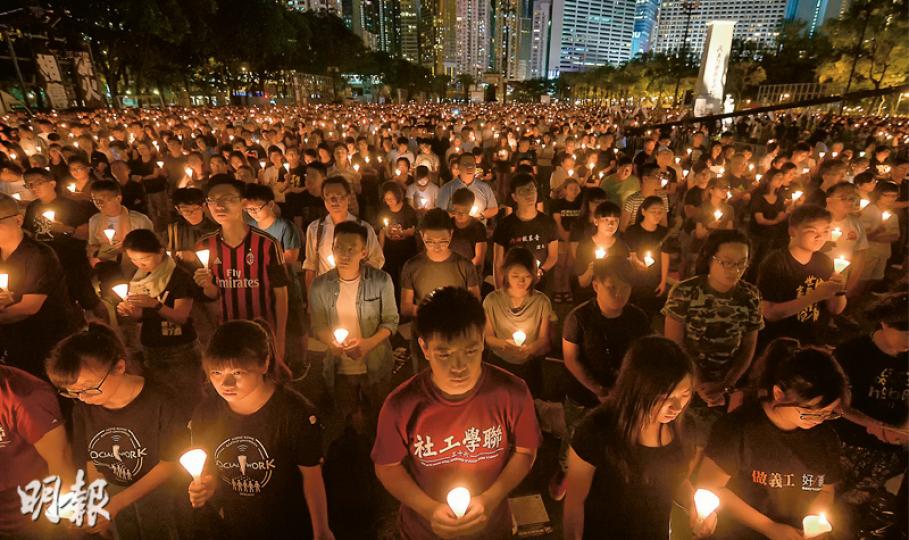在「悼念六四是否要畫上句號」、「港人有否責任建設民主中國」的本土與六四爭辯聲中,支聯會、港大學生會,以及11間大專學生會,昨晚分別在維園舉行燭光悼念集會,以及在校內各自舉辦六四論壇。支聯會稱有12.5萬人參加;港大和中大的論壇分別稱有逾1000人和1600人出席。雖然本土思潮席捲大專學界,有學生代表否定悼念、燭光被指無意義,支聯會晚會再見不到學聯和各大專院校學生會的旗幟,但昨晚仍有不少大專生到維園點燃燭光,表明「找不到理由讓一眾維權人士孤獨地走 」;同場也有不少父母帶同子女,悼念27年前為爭民主 在「悼念六四是否要畫上句號」、「港人有否責任建設民主中國」的本土與六四爭辯聲中,支聯會、港大學生會,以及11間大專學生會,昨晚分別在維園舉行燭光悼念集會,以及在校內各自舉辦六四論壇。支聯會稱有12.5萬人參加;港大和中大的論壇分別稱有逾1000人和1600人出席。雖然本土思潮席捲大專學界,有學生代表否定悼念、燭光被指無意義,支聯會晚會再見不到學聯和各大專院校學生會的旗幟,但昨晚仍有不少大專生到維園點燃燭光,表明「找不到理由讓一眾維權人士孤獨地走 」;同場也有不少父母帶同子女,悼念27年前為爭民主