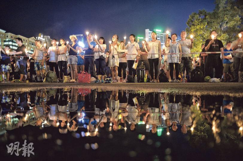 昨日下午各區橫風橫雨,支聯會呼籲參加燭光晚會的市民帶備雨具,至集會開始前烏雲消散,晚會在清朗天氣下舉行。維園球場留下積水,倒映出席者的燭光,格外明亮。(蘇智鑫攝) 昨日下午各區橫風橫雨,支聯會呼籲參加燭光晚會的市民帶備雨具,至集會開始前烏雲消散,晚會在清朗天氣下舉行。維園球場留下積水,倒映出席者的燭光,格外明亮。(蘇智鑫攝)