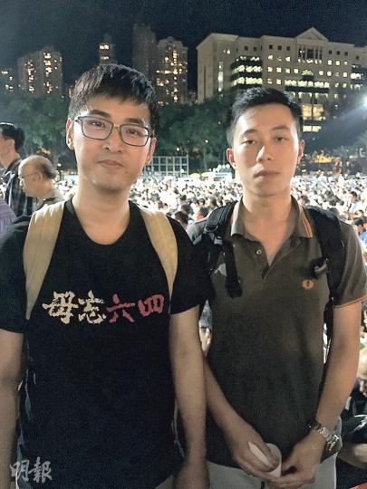 學聯前秘書長周永康(左)和前副秘書長楊政賢(右)昨晚現身維園。(楊康琪攝)參與維園六四燭光晚會的巿民,每年都希望在這個晚上,透過燭光,表達毋忘六四的心情。(蘇智鑫攝) 學聯前秘書長周永康(左)和前副秘書長楊政賢(右)昨晚現身維園。(楊康琪攝)參與維園六四燭光晚會的巿民,每年都希望在這個晚上,透過燭光,表達毋忘六四的心情。(蘇智鑫攝)