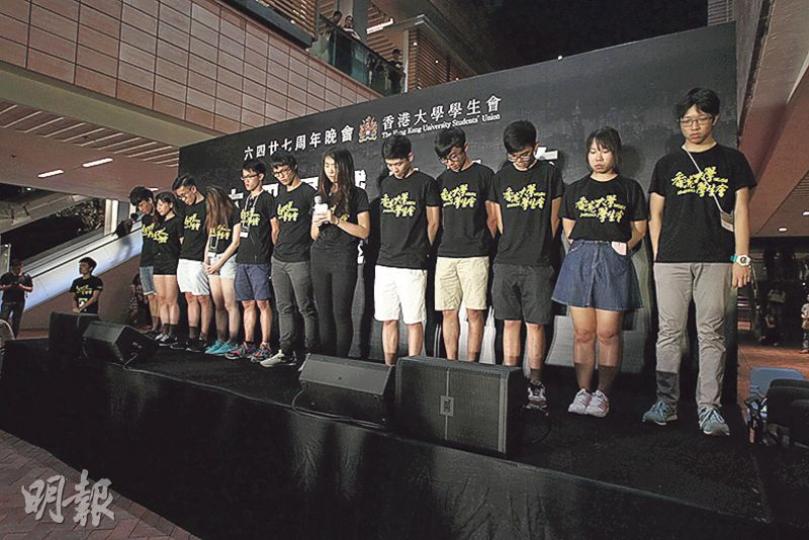港大學生會連續第二年在校內舉辦六四晚會,會方稱有逾1000人參與。港大學生會會長孫曉嵐(右六)與11名學生會代表帶領集會者默哀一分鐘。(李紹昌攝) 港大學生會連續第二年在校內舉辦六四晚會,會方稱有逾1000人參與。港大學生會會長孫曉嵐(右六)與11名學生會代表帶領集會者默哀一分鐘。(李紹昌攝)
