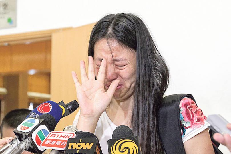 跨境童家長劉女士(圖)昨接獲放榜結果後形容「心情很難受」,當被問到派往哪區時,即掩面痛哭,只回應「太遠了」。(林俊源攝) 跨境童家長劉女士(圖)昨接獲放榜結果後形容「心情很難受」,當被問到派往哪區時,即掩面痛哭,只回應「太遠了」。(林俊源攝)