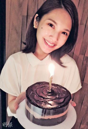 楊丞琳捧着生日蛋糕說幸福地過着。(微博圖片)李榮浩踏正凌晨零時向緋聞女友楊丞琳送祝福。(微博圖片) 楊丞琳捧着生日蛋糕說幸福地過着。(微博圖片)李榮浩踏正凌晨零時向緋聞女友楊丞琳送祝福。(微博圖片)