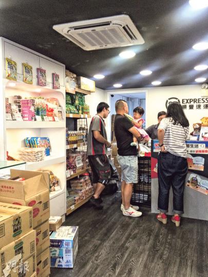 合作店計劃推出不足一年擱置,另一邊廂順豐卻自行把非合作店的順豐站「改頭換面」,設置貨架售賣主要為零食的各類產品。圖為西灣河的順豐站。(邱曉欣攝)屯門井財街的順豐站,前身為「順豐•759阿信屋合作店」,圖中可見由阿信屋安裝的貨架已全部清拆。現時全港合作店僅餘下7間。(邱曉欣攝) 合作店計劃推出不足一年擱置,另一邊廂順豐卻自行把非合作店的順豐站「改頭換面」,設置貨架售賣主要為零食的各類產品。圖為西灣河的順豐站。(邱曉欣攝)屯門井財街的順豐站,前身為「順豐•759阿信屋合作店」,圖中可見由阿信屋安裝的貨架已全部清拆。現時全港合作店僅餘下7間。(邱曉欣攝)