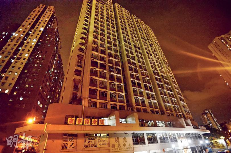曉光閣和曉明閣停電,大廈除1至3樓的護老中心恢復照明系統外,昨晚各單位仍然一片烏燈黑火,與毗鄰燈火通明的大廈成一對比。(楊柏賢攝)郭先生說,自己經過護老中心才知停電,質疑中心並無知會家屬停電一事。(衛永康攝) 曉光閣和曉明閣停電,大廈除1至3樓的護老中心恢復照明系統外,昨晚各單位仍然一片烏燈黑火,與毗鄰燈火通明的大廈成一對比。(楊柏賢攝)郭先生說,自己經過護老中心才知停電,質疑中心並無知會家屬停電一事。(衛永康攝)