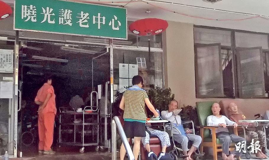 秀茂坪曉光閣和曉明閣因電表房火警而停電,昨踏入停電第三日,位於大廈的兩間護老中心安排院友在室外乘涼。護老中心共有340名院友,其中31人需轉送至其他院舍暫住。護老中心稱運作未受太大影響,預料兩三日後恢復供電。(衛永康攝)法團租用臨時發電機供電,惟只能恢復大堂和走廊的照明系統,以及4部電梯的供電,各個單位仍停水停電。(衛永康攝)由於電表房火警影響到電動水泵,停電之餘亦停水,曉光閣和曉明閣住戶要到樓下的水車取水使用。(衛永康攝) 秀茂坪曉光閣和曉明閣因電表房火警而停電,昨踏入停電第三日,位於大廈的兩間護老中心安排院友在室外乘涼。護老中心共有340名院友,其中31人需轉送至其他院舍暫住。護老中心稱運作未受太大影響,預料兩三日後恢復供電。(衛永康攝)法團租用臨時發電機供電,惟只能恢復大堂和走廊的照明系統,以及4部電梯的供電,各個單位仍停水停電。(衛永康攝)由於電表房火警影響到電動水泵,停電之餘亦停水,曉光閣和曉明閣住戶要到樓下的水車取水使用。(衛永康攝)