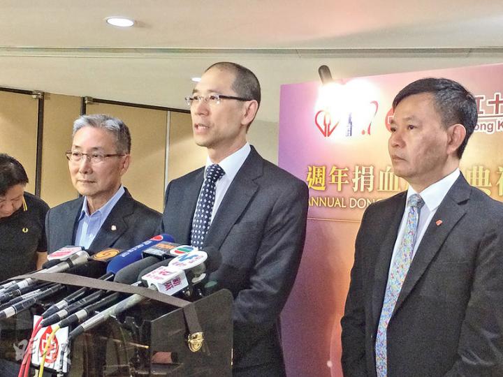 醫管局高層昨首開腔回應民建聯前主席譚耀宗被指在伊利沙伯醫院「打尖」做手術事件,行政總裁梁栢賢(右)表示,涉事外科副顧問醫生沒被停職,因今次非醫療事故。圖左為醫管局主席梁智仁,中為九龍中聯網總監盧志遠。(梁杏怡攝) 醫管局高層昨首開腔回應民建聯前主席譚耀宗被指在伊利沙伯醫院「打尖」做手術事件,行政總裁梁栢賢(右)表示,涉事外科副顧問醫生沒被停職,因今次非醫療事故。圖左為醫管局主席梁智仁,中為九龍中聯網總監盧志遠。(梁杏怡攝)