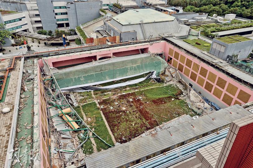 據了解,城大運動中心的屋頂原本以1:80的輕微斜度建成,以利疏導雨水,但在大規模植被工程後,疑疏水速度大降,積水令屋頂呈凹下去的「鍋形」,結果屋頂不勝負荷而倒塌。圖右上方的惠卿劇院屋頂(白色屋頂)亦以同樣斜度建成,城大在事發後已即時移除劇院屋頂的植被。(楊柏賢攝) 據了解,城大運動中心的屋頂原本以1:80的輕微斜度建成,以利疏導雨水,但在大規模植被工程後,疑疏水速度大降,積水令屋頂呈凹下去的「鍋形」,結果屋頂不勝負荷而倒塌。圖右上方的惠卿劇院屋頂(白色屋頂)亦以同樣斜度建成,城大在事發後已即時移除劇院屋頂的植被。(楊柏賢攝)