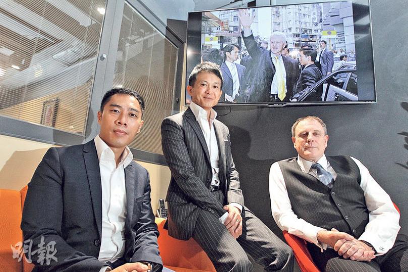 智帥特種安保顧問由黎家智(中)於去年創立,公司以他在警隊時在「要員保護組」的專業作生招牌。左為行動總監何鎮裘(左一),右為執行董事施志文。公司會客室的電視機不停播放黎家智保護VIP時的影片。(林俊源攝) 智帥特種安保顧問由黎家智(中)於去年創立,公司以他在警隊時在「要員保護組」的專業作生招牌。左為行動總監何鎮裘(左一),右為執行董事施志文。公司會客室的電視機不停播放黎家智保護VIP時的影片。(林俊源攝)