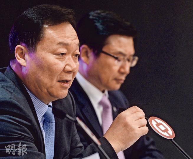 中銀香港副董事長兼總裁岳毅(左)表示,由於該行於明年將成立100周年,因此明年會有一連串慶祝活動,包括發行紀念鈔、燈飾匯演和舉辦書畫展等,並會結合特區成立20周年共同慶祝。(劉焌陶攝) 中銀香港副董事長兼總裁岳毅(左)表示,由於該行於明年將成立100周年,因此明年會有一連串慶祝活動,包括發行紀念鈔、燈飾匯演和舉辦書畫展等,並會結合特區成立20周年共同慶祝。(劉焌陶攝)
