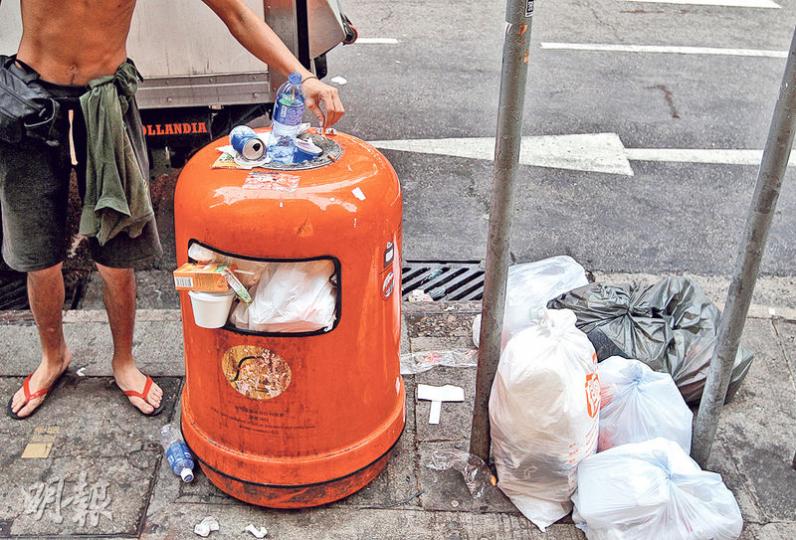 本報記者昨午到尖沙嘴街道觀察,發現有垃圾桶「爆滿」,頂部被棄置鋁罐及膠樽,亦有大量垃圾棄置於垃圾桶旁邊。(林俊源攝) 本報記者昨午到尖沙嘴街道觀察,發現有垃圾桶「爆滿」,頂部被棄置鋁罐及膠樽,亦有大量垃圾棄置於垃圾桶旁邊。(林俊源攝)