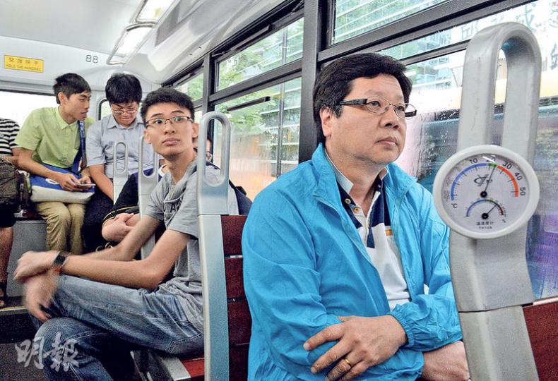 家住九龍區的電車迷高先生(藍衣者),昨特意到石塘嘴乘搭首班電車,坐在風口位下的高先生乘至灣仔時要穿上藍色風衣,他說上層明顯較大風,風口吹正頭,認為可於風口位加蓋,讓乘客調節出風量。(鍾林枝攝)冷氣電車昨首航,逾10名電車迷早上9時許到達石塘嘴電車總站,乘至總站筲箕灣,抵達後隨即下車與電車自拍。(鍾林枝攝) 家住九龍區的電車迷高先生(藍衣者),昨特意到石塘嘴乘搭首班電車,坐在風口位下的高先生乘至灣仔時要穿上藍色風衣,他說上層明顯較大風,風口吹正頭,認為可於風口位加蓋,讓乘客調節出風量。(鍾林枝攝)冷氣電車昨首航,逾10名電車迷早上9時許到達石塘嘴電車總站,乘至總站筲箕灣,抵達後隨即下車與電車自拍。(鍾林枝攝)