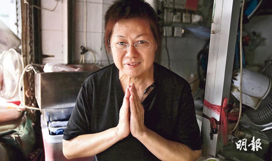 元朗「肥姐蠔餅婆」店主肥姐(圖)的女兒患重病消息傳出後,有網民發帖文呼籲光顧支持,肥姐對市民的關懷深表謝意,但強調不用捐款,並雙手合十感謝說「行過叫聲支持就得」。(伍浦鋒攝)李先生稱曾在屯門一食肆嘗過蠔餅,一試難忘,其後品嘗肥姐手藝,發現味道一樣,詢問下才知肥姐就是在該屯門店學藝。記者問及蠔餅味道如何,他豎起拇指大讚。(伍浦鋒攝)網民呼籲下,元朗「肥姐蠔餅婆」昨有不少街坊光顧,店外不時出現排隊人龍。(伍浦鋒攝) 元朗「肥姐蠔餅婆」店主肥姐(圖)的女兒患重病消息傳出後,有網民發帖文呼籲光顧支持,肥姐對市民的關懷深表謝意,但強調不用捐款,並雙手合十感謝說「行過叫聲支持就得」。(伍浦鋒攝)李先生稱曾在屯門一食肆嘗過蠔餅,一試難忘,其後品嘗肥姐手藝,發現味道一樣,詢問下才知肥姐就是在該屯門店學藝。記者問及蠔餅味道如何,他豎起拇指大讚。(伍浦鋒攝)網民呼籲下,元朗「肥姐蠔餅婆」昨有不少街坊光顧,店外不時出現排隊人龍。(伍浦鋒攝)