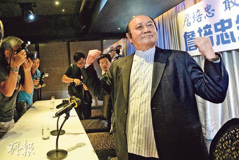 前金融服務界立法會議員詹培忠(右)昨舉行記者會,率先宣布再戰9月立法會選舉,以「敢衝鋒、為香港、講真話」為口號出選港島直選議席,吸引大批傳媒追訪,而詹在記者會中亦表現自信。(楊柏賢攝) 前金融服務界立法會議員詹培忠(右)昨舉行記者會,率先宣布再戰9月立法會選舉,以「敢衝鋒、為香港、講真話」為口號出選港島直選議席,吸引大批傳媒追訪,而詹在記者會中亦表現自信。(楊柏賢攝)
