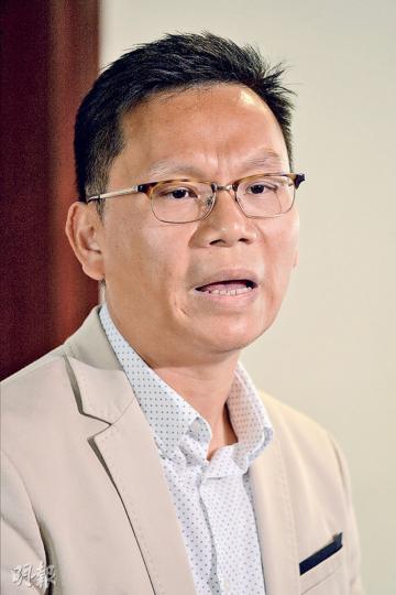 民建聯立法會議員陳恒鑌(圖)被指妻子於3月在廣華醫院分娩時獲「特事特辦」,有關網上留言昨早出現後,他昨午即在立法會見記者回應事件,批評傳言失實,強調一切安排由醫院負責,又稱事件對其家人造成心理壓力。(楊柏賢攝)廣華醫院安排民建聯陳恒鑌太太入住單人病房,但否認這是對陳作出特別優待。圖為廣華醫院東翼的婦產科病房。(楊柏賢攝) 民建聯立法會議員陳恒鑌(圖)被指妻子於3月在廣華醫院分娩時獲「特事特辦」,有關網上留言昨早出現後,他昨午即在立法會見記者回應事件,批評傳言失實,強調一切安排由醫院負責,又稱事件對其家人造成心理壓力。(楊柏賢攝)廣華醫院安排民建聯陳恒鑌太太入住單人病房,但否認這是對陳作出特別優待。圖為廣華醫院東翼的婦產科病房。(楊柏賢攝)