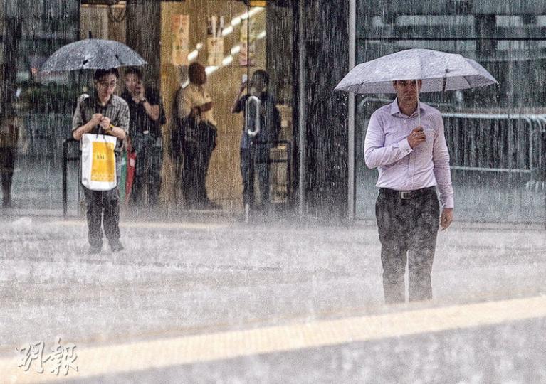 天文台昨上午5個多小時內兩度發出黃雨警告,直至下午2時許始停止。圖為黃雨期間灣仔區下着傾盆大雨,途人即使撐着雨傘也難免「濕身」。(林俊源攝) 天文台昨上午5個多小時內兩度發出黃雨警告,直至下午2時許始停止。圖為黃雨期間灣仔區下着傾盆大雨,途人即使撐着雨傘也難免「濕身」。(林俊源攝)