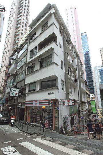 中環伊利近街40號於1963年落成,翻查樓宇圖則及入伙紙,大樓本無地庫。(李紹昌攝) 中環伊利近街40號於1963年落成,翻查樓宇圖則及入伙紙,大樓本無地庫。(李紹昌攝)