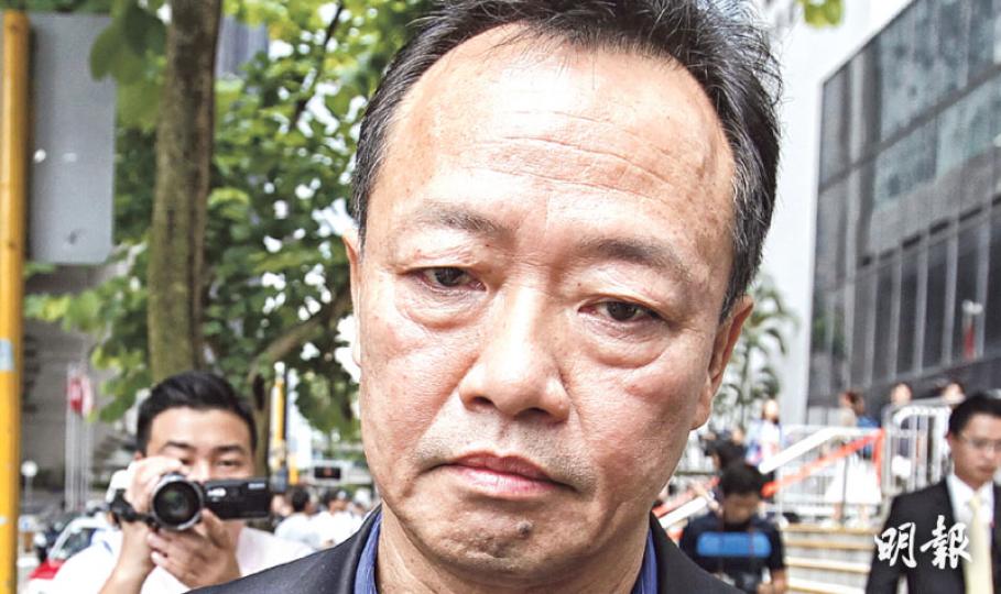 現時被停職的海事處助理處長蘇平治(圖),被指於2007年指示下屬不執行船舶須配備兒童救生衣的新例,昨被裁定公職人員行為失當罪成,獲准保釋候判。他離開區域法院時神情顯得落寞,記者問他有否感到無辜或是代罪羔羊,他一概不回應。(郭慶輝攝) 現時被停職的海事處助理處長蘇平治(圖),被指於2007年指示下屬不執行船舶須配備兒童救生衣的新例,昨被裁定公職人員行為失當罪成,獲准保釋候判。他離開區域法院時神情顯得落寞,記者問他有否感到無辜或是代罪羔羊,他一概不回應。(郭慶輝攝)