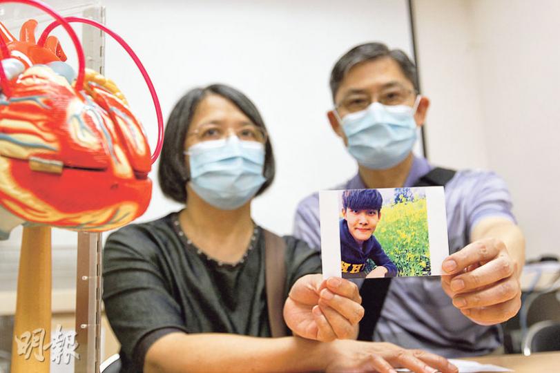 20歲的中大人類學系二年級生馬倬朗(照片中人),4月突然患上心肌炎,目前心臟功能只餘10%。愛子病危,其父母(右及左)只盼有人遺愛人間,可讓「朗朗」重生。(郭慶輝攝) 20歲的中大人類學系二年級生馬倬朗(照片中人),4月突然患上心肌炎,目前心臟功能只餘10%。愛子病危,其父母(右及左)只盼有人遺愛人間,可讓「朗朗」重生。(郭慶輝攝)