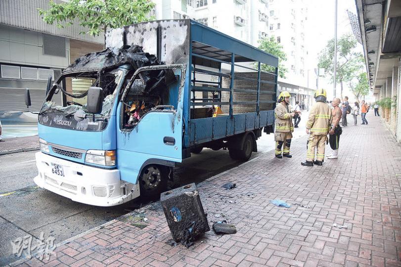起火貨車駕駛室付諸一炬,車廂內一個加裝的音響喇叭亦被燒焦,事後棄於車旁地上,暫未知是否與起火有關。(蔡方山攝)姓黃司機(前右一)向消防員講述事發經過,對火警感到無奈。(蔡方山攝) 起火貨車駕駛室付諸一炬,車廂內一個加裝的音響喇叭亦被燒焦,事後棄於車旁地上,暫未知是否與起火有關。(蔡方山攝)姓黃司機(前右一)向消防員講述事發經過,對火警感到無奈。(蔡方山攝)