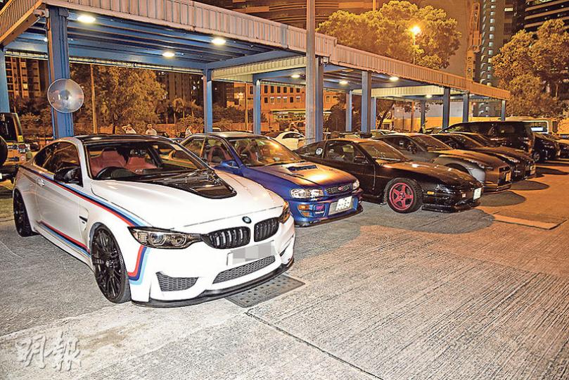 12輛涉嫌非法改裝的「辣車」全部拖到鰂魚涌汽車扣留中心待驗,當中一輛寶馬M4(白色),新車車價逾120萬元。(蔡方山攝)除跑車外,一輛美國車廠Jeep的吉普車亦涉非法改裝被拖走扣查。(蔡方山攝) 12輛涉嫌非法改裝的「辣車」全部拖到鰂魚涌汽車扣留中心待驗,當中一輛寶馬M4(白色),新車車價逾120萬元。(蔡方山攝)除跑車外,一輛美國車廠Jeep的吉普車亦涉非法改裝被拖走扣查。(蔡方山攝)